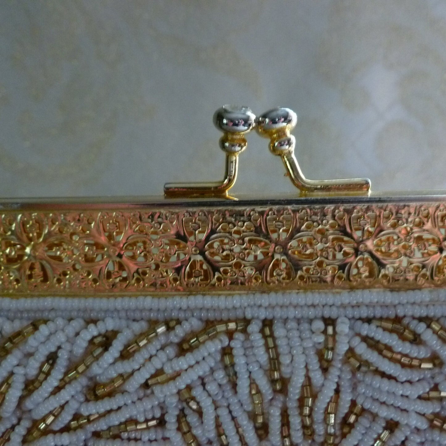 Beautiful Handbeaded Handbag Elegant White And Gold Seed Beads With Exceptional Golden Filigree Top Closure Chain Handle Wedding Accessory